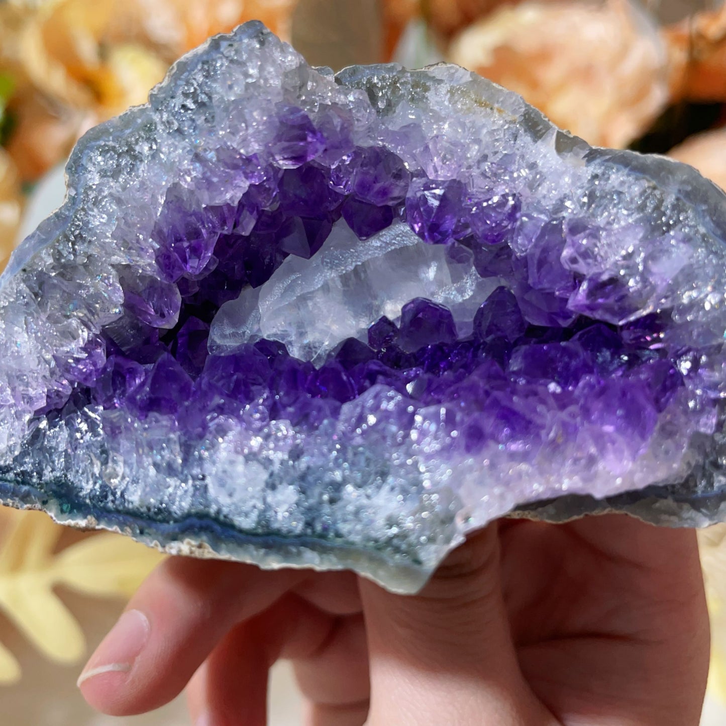 Amethyst with calcite freefrom